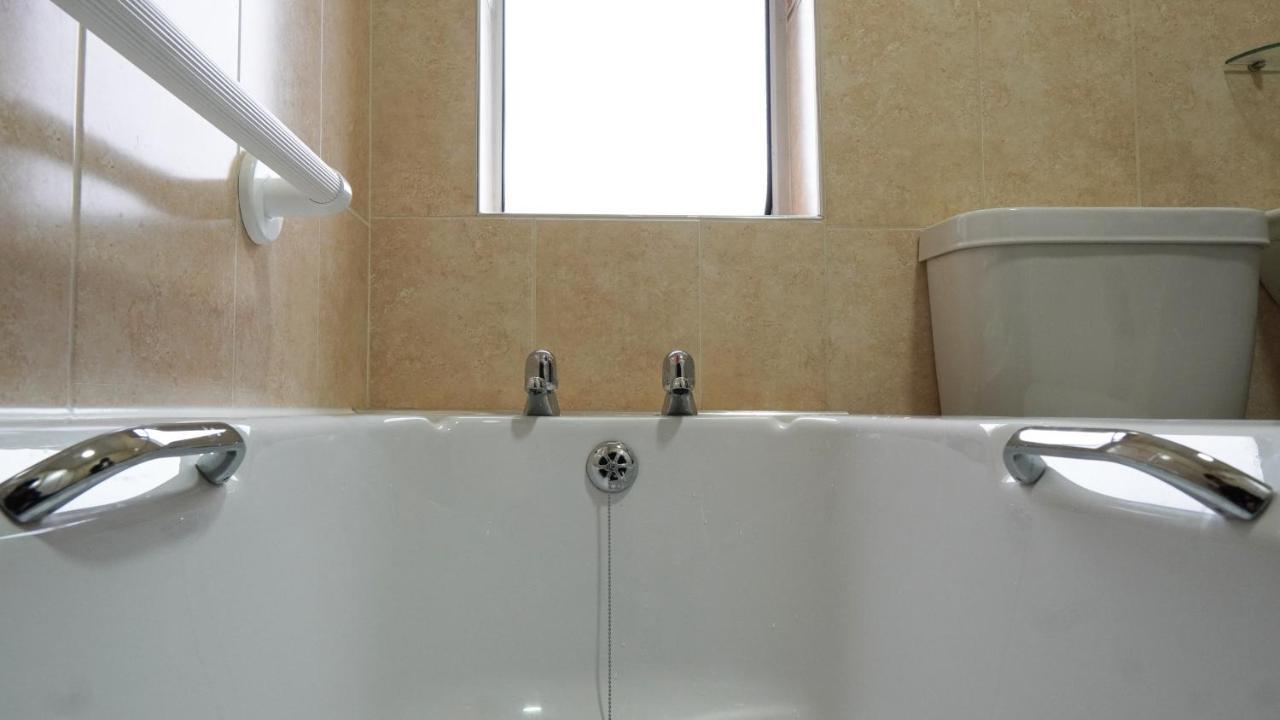 Portobello House - Four Bedroom House Perfect For Contractors - Sleeps 6 - Free Parking Wolverhampton Eksteriør bilde